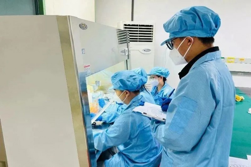 團隊成員在發射場現場完成加樣制備、裝置集成及電學測試